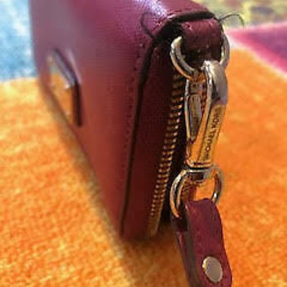 Michael Kors iPhone Wristlet - Picture 5 of 6